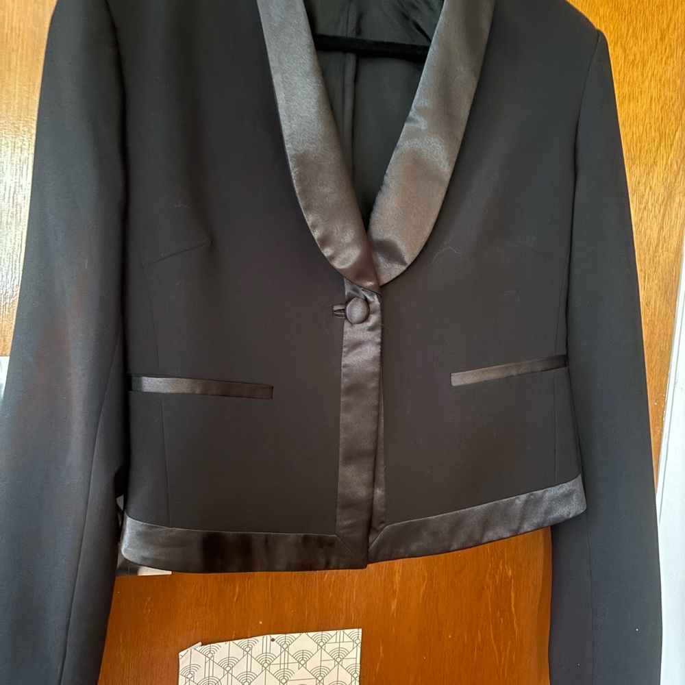 Alain Manoukian Black Tailored Blazer with Classic satin Lapels, size 8/40.
